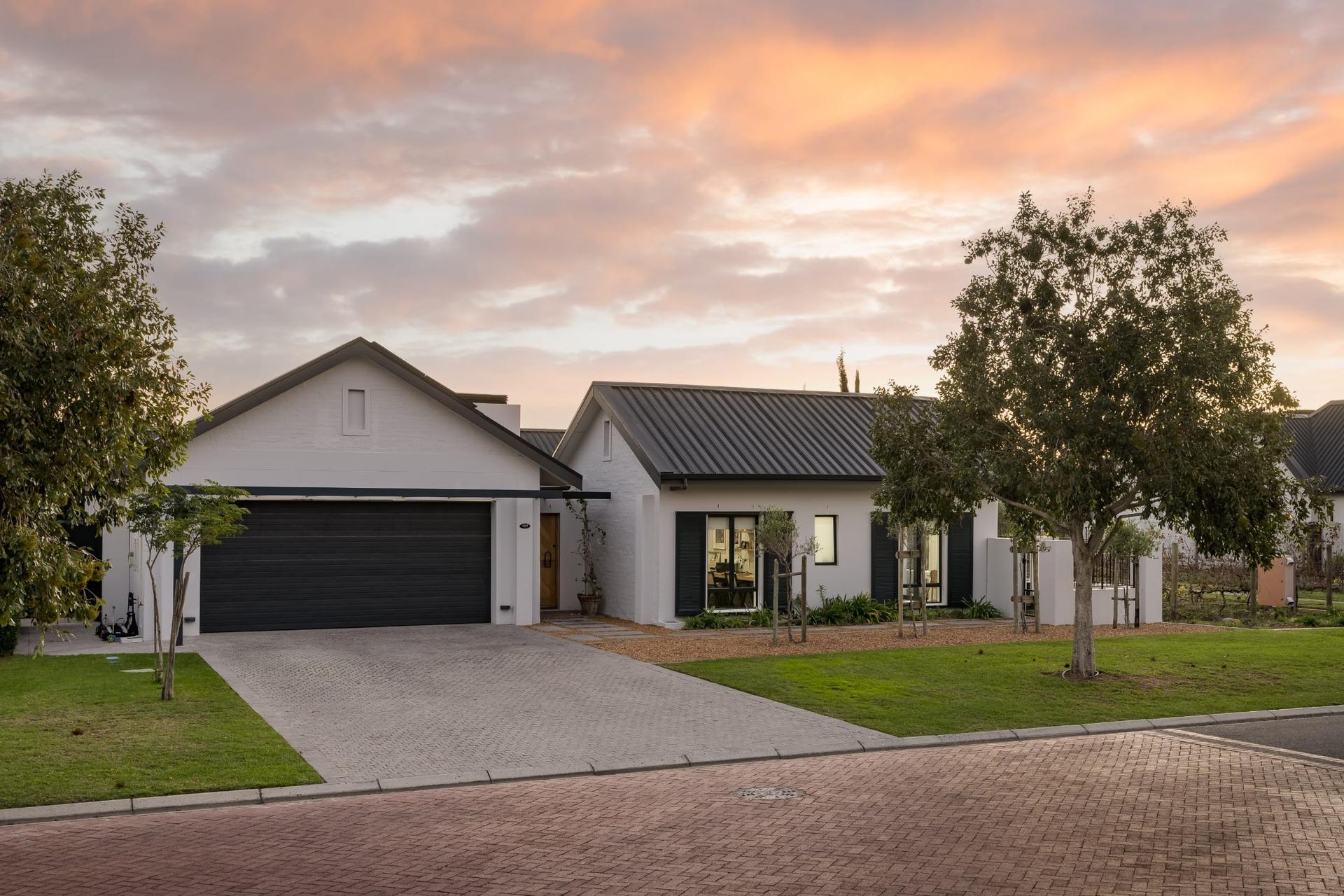 Val de Vie Single-Level Home — photograph 2