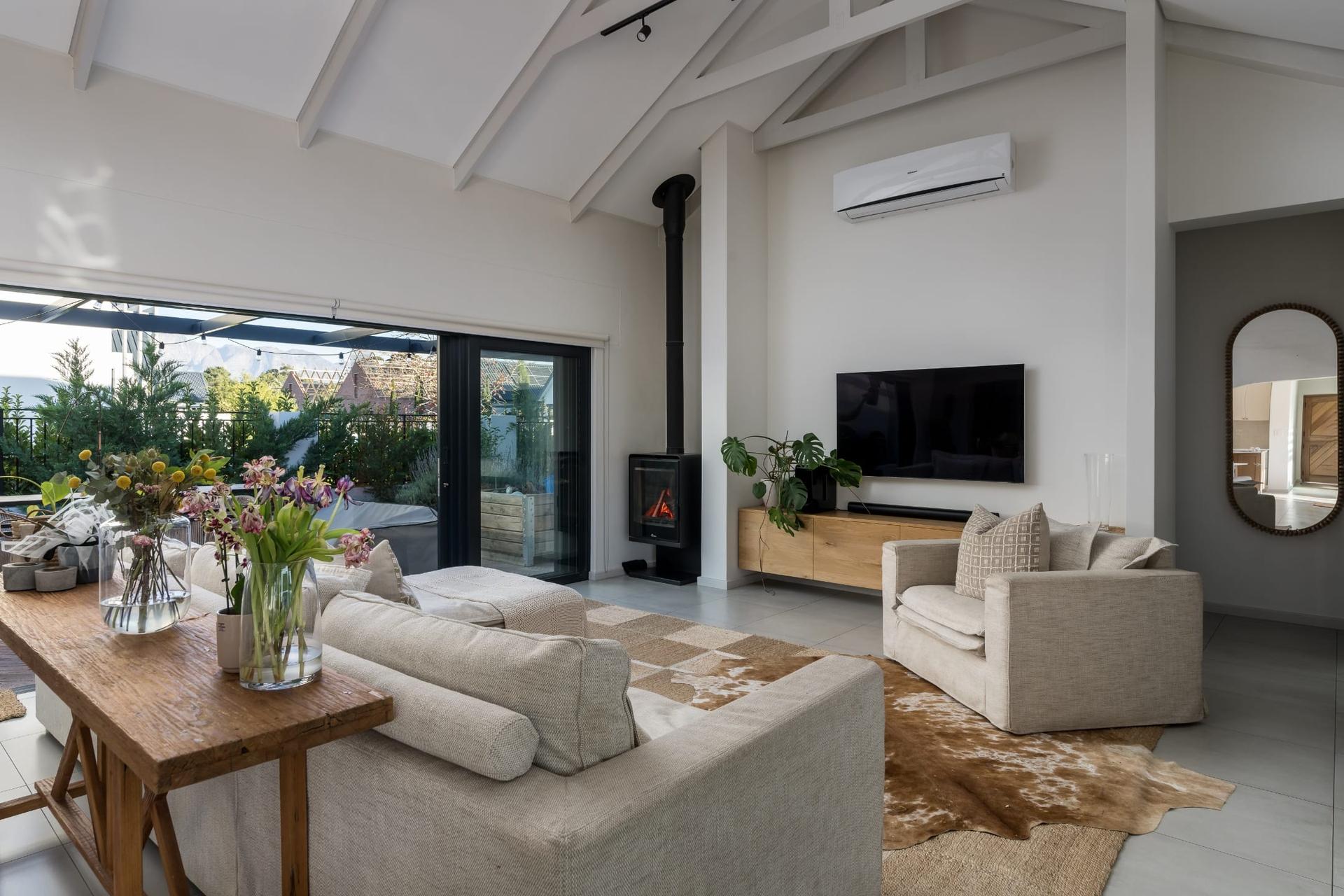 Val de Vie Single-Level Home — photograph 3