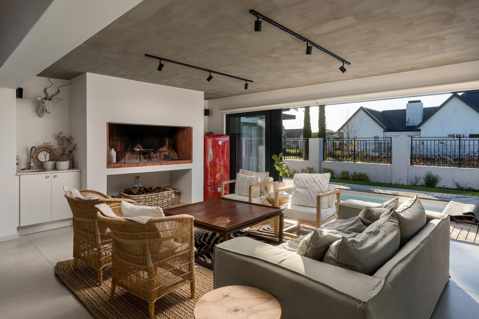 Val de Vie Single-Level Home — photograph 4