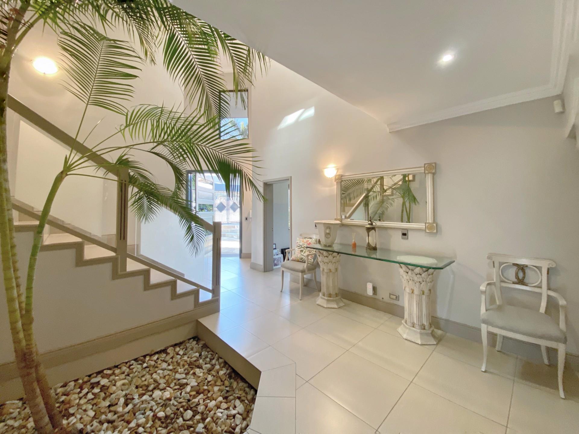 Elegant Family Home — photograph 3