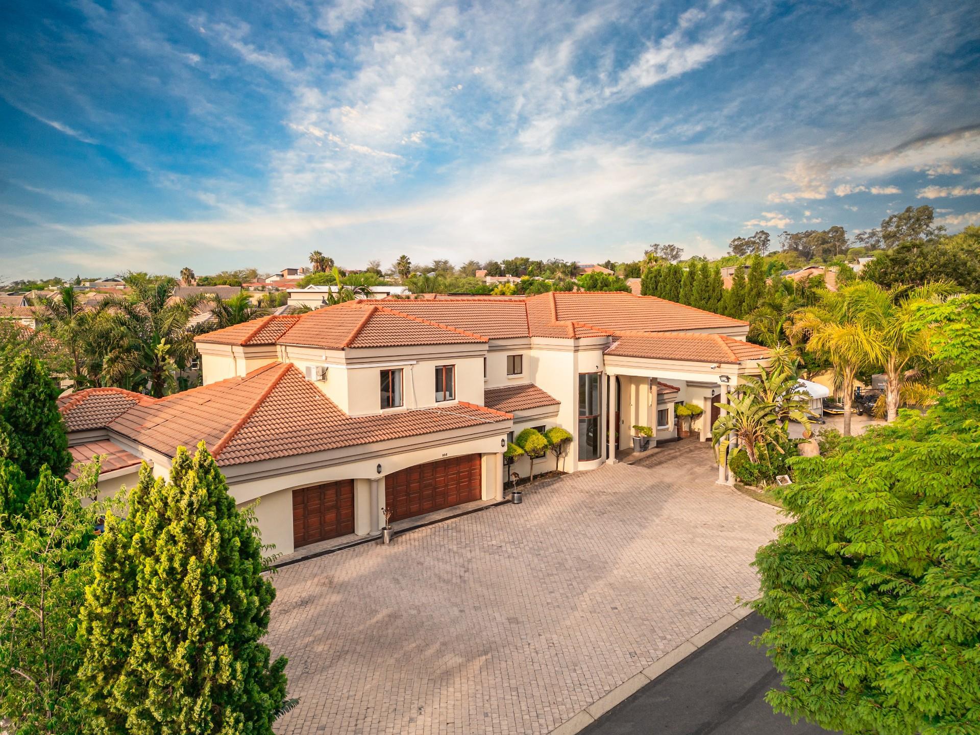 Sprawling 6-Bedroom Tuscan Masterpiece — photograph 2
