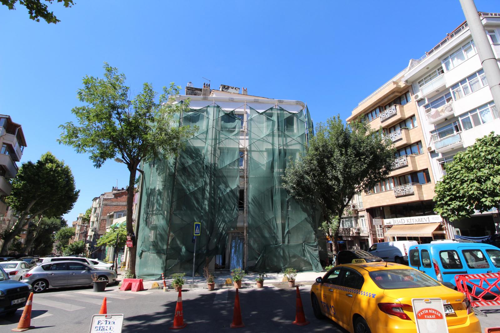 Apartments in İskenderpaşa, Fatih (IST-01393) — photograph 2