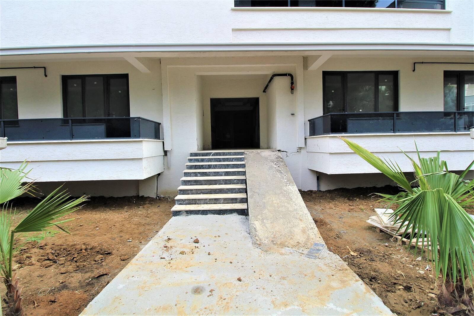 Apartments in Teşvikiye Bld. (Karşıyaka Mh.), Çınarcık (YVX-00084) — photograph 4